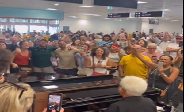 Caos aeroporti, l’attesa dei voli a Palermo si trasforma in una festa: Marcello Cirillo fa cantare tutti – IL VIDEO