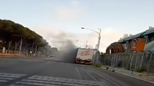 Camion si ferma davanti allo stadio, poi il boato: paura in viale del Fante – VIDEO