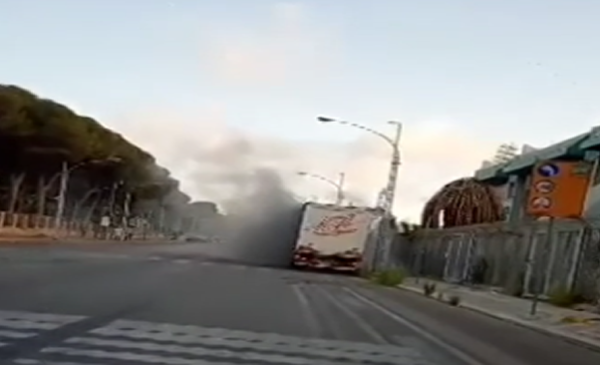 Camion si ferma davanti allo stadio, poi il boato: paura in viale del Fante – VIDEO