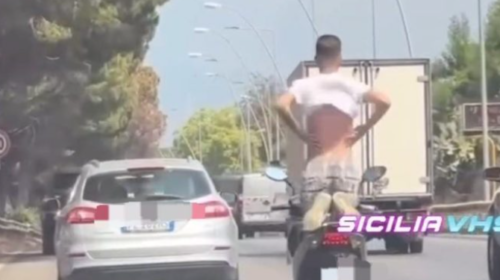 Follia in viale Regione Siciliana, guida lo scooter in ginocchio e senza casco – IL VIDEO