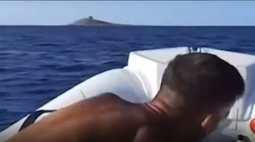 Incivili sul gommone: bottiglie di vetro in mare ad Isola delle Femmine – VIDEO