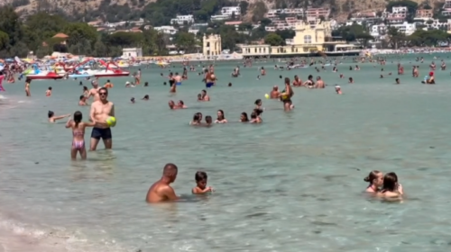 Frutta, insalata e qualche birra: il Ferragosto “light” di palermitani e turisti a Mondello – VIDEO