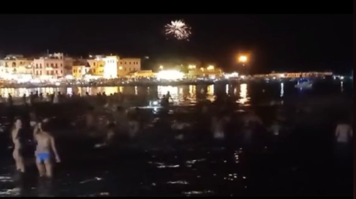 Ferragosto a Palermo: Bagno di mezzanotte e fuochi d’artificio illuminano il litorale – IL VIDEO