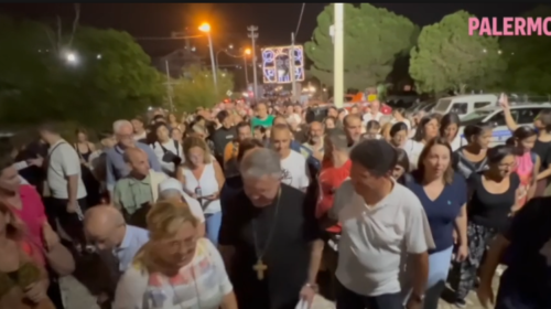 A piedi e pieni d’amore per la Santuzza, in migliaia all'”acchianata”: “Abbiamo bisogno di te” – VIDEO