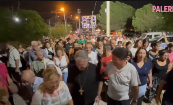 A piedi e pieni d’amore per la Santuzza, in migliaia all'”acchianata”: “Abbiamo bisogno di te” – VIDEO