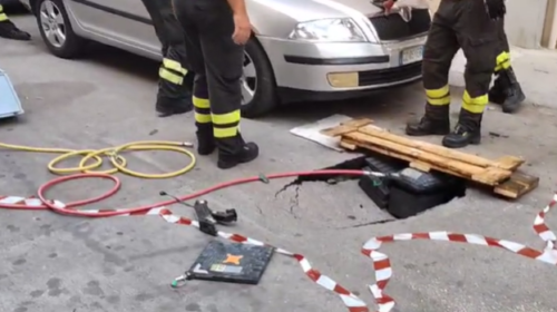 Voragine nel quartiere Noce, la rete fognaria cede e l’asfalto si apre: “A rischio la sicurezza dei residenti” (VIDEO)