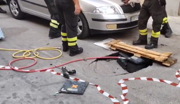 Voragine nel quartiere Noce, la rete fognaria cede e l’asfalto si apre: “A rischio la sicurezza dei residenti” (VIDEO)