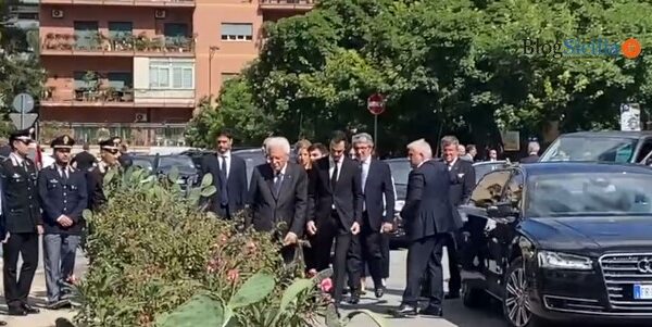 L’ultimo saluto alla figlia di Piersanti, funerali “privati” per Maria Mattarella – VIDEO