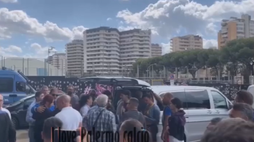 Palermo, la salma di Totò Schillaci arriva allo stadio Barbera – VIDEO