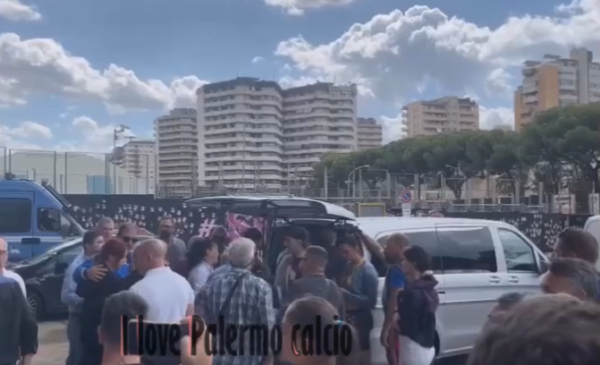 Palermo, la salma di Totò Schillaci arriva allo stadio Barbera – VIDEO