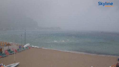 Il tempo cambia, piogge e temporali su Palermo: le immagini IN DIRETTA da Mondello – VIDEO