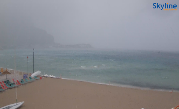 Il tempo cambia, piogge e temporali su Palermo: le immagini IN DIRETTA da Mondello – VIDEO