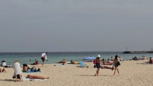 In attesa del forte maltempo in arrivo in Sicilia, oggi bagni e tuffi a Mondello – VIDEO