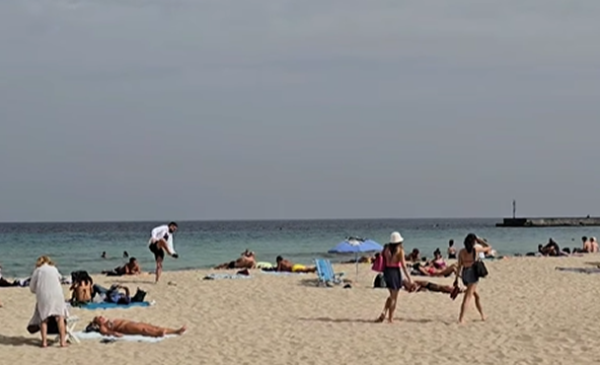 In attesa del forte maltempo in arrivo in Sicilia, oggi bagni e tuffi a Mondello – VIDEO