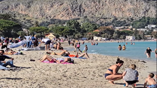 Primo Novembre di sole e bagni a Palermo: le immagini da una Mondello affollata – VIDEO