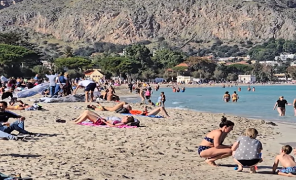 Primo Novembre di sole e bagni a Palermo: le immagini da una Mondello affollata – VIDEO