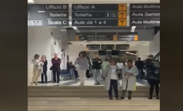 Università, infiltrazioni d’acqua all’Edificio 19: piove dal tetto durante le lezioni – VIDEO