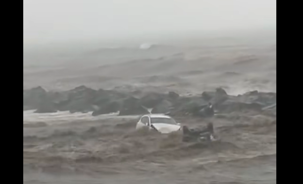 Sicilia, forti piogge nel Catanese: strade come fiumi e auto in mare – IL VIDEO