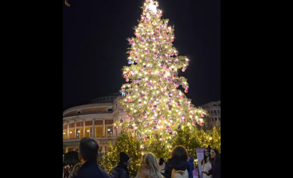 Palermo, accese le luci dell’albero di Natale in piazza Politeama – IL VIDEO