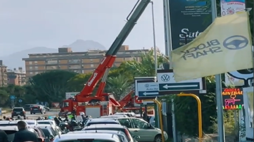 Forte vento su Palermo, insegna pericolante e traffico paralizzato in Viale Regione Siciliana – VIDEO