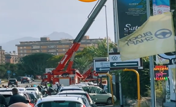 Forte vento su Palermo, insegna pericolante e traffico paralizzato in Viale Regione Siciliana – VIDEO