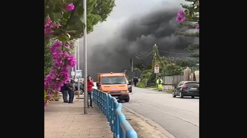 Grossa nube nera invade la statale 113 a Santa Flavia, in fiamme un’abitazione IL VIDEO