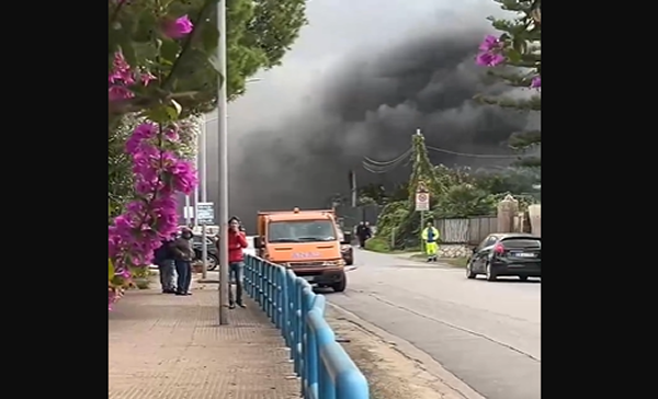 Grossa nube nera invade la statale 113 a Santa Flavia, in fiamme un’abitazione IL VIDEO