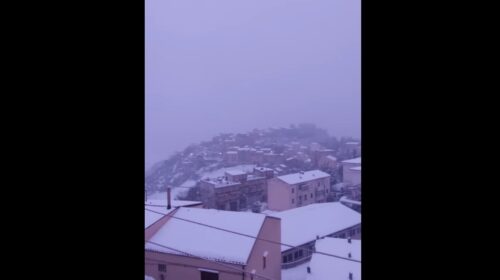 Natale al gelo in Sicilia, paesaggio fiabesco a Polizzi Generosa nel palermitano dove continua a nevicare – VIDEO