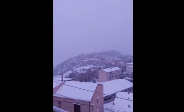 Natale al gelo in Sicilia, paesaggio fiabesco a Polizzi Generosa nel palermitano dove continua a nevicare – VIDEO