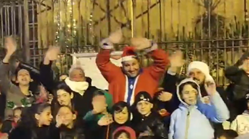 Passato difficile, grande cuore: lo Sciccoso di Palermo porta regali di Natale agli orfani – VIDEO