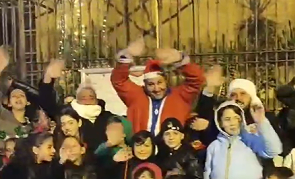 Passato difficile, grande cuore: lo Sciccoso di Palermo porta regali di Natale agli orfani – VIDEO