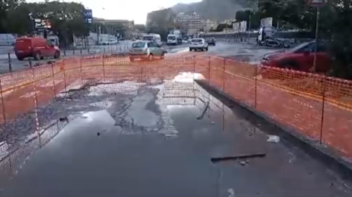 Palermo, in via Crispi si apre l’ennesima voragine – IL VIDEO