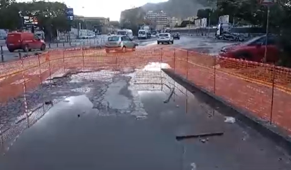 Palermo, in via Crispi si apre l’ennesima voragine – IL VIDEO