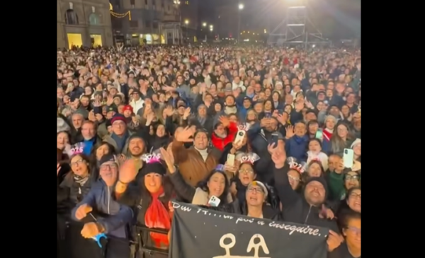 Capodanno, il pubblico nelle riprese di Biagio Antonacci: “Bello finire e iniziare a Palermo” – IL VIDEO