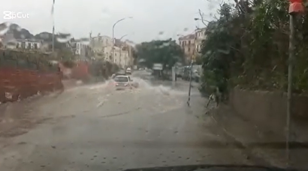 Maltempo, a Palermo le strade si trasformano in fiumi – IL VIDEO