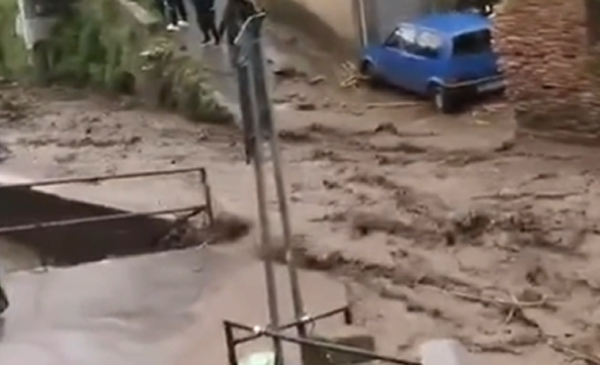 Maltempo in Sicilia, esondazione nel Messinese, famiglie isolate, grandine a Catania – VIDEO