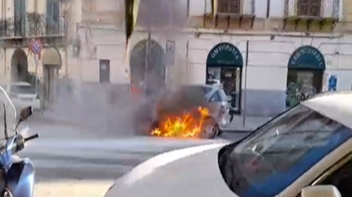 Auto in fiamme a Palermo, caos e traffico in tilt nella zona del Tribunale – VIDEO