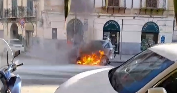 Auto in fiamme a Palermo, caos e traffico in tilt nella zona del Tribunale – VIDEO