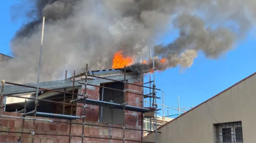 Incendio nel centro storico a Palermo, in fiamme un appartamento in ristrutturazione – VIDEO