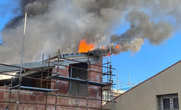 Incendio nel centro storico a Palermo, in fiamme un appartamento in ristrutturazione – VIDEO