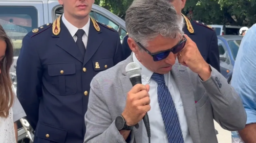 Manfredi Borsellino visibilmente commosso davanti al murale di suo padre – IL VIDEO