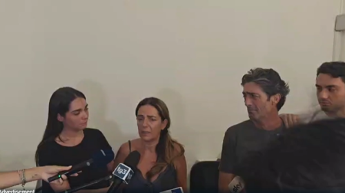“Vogliamo sapere cosa è successo a Simona”, in lacrime i genitori e i fratelli – VIDEO