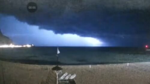 Spettacolari fulminazioni dal mare in atto su Palermo, le immagini da Mondello – VIDEO