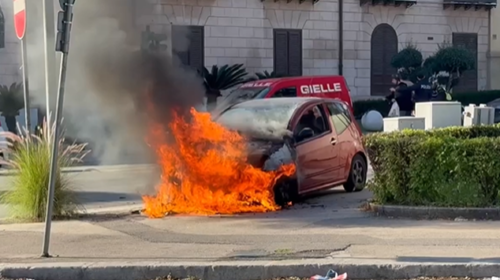 Auto in fiamme in piazza Indipendenza a Palermo – IL VIDEO